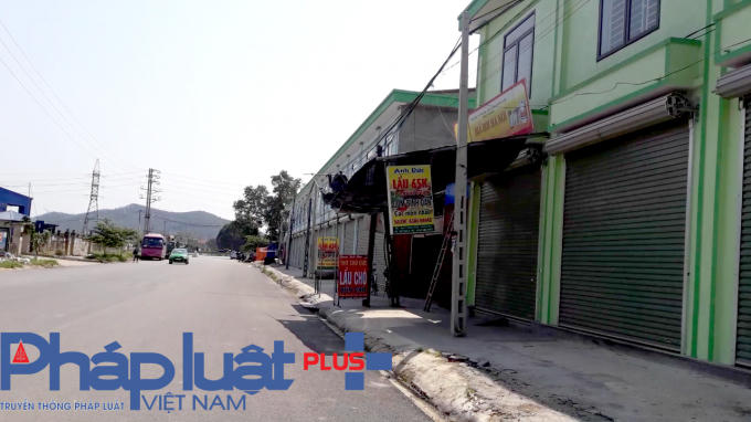 Nhiều ki-ốt ở đây đã được sử dụng thành quán ăn, hàng tạp hóa.