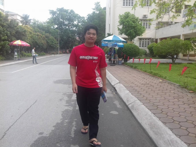 Bạn Nguyễn Đình Tiến THPT Đại Mỗ HN là thí sinh ra khỏi phòng thi sớm nhất tại điểm thi Đại học Sư Phạm Hà Nội. Em cho biết: "Đề thi dễ, em dự tính ít nhất mình sẽ đạt khoảng 6 điểm".
