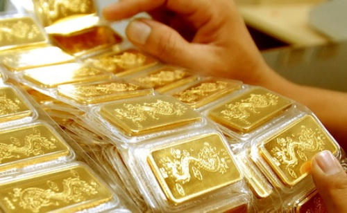 Ngoài tập tục thờ cúng, người Việt thường có tục lệ đi mua vàng trong ngày vía Thần Tài - mùng 10 tháng Giêng, mong được may mắn tài lộc trong năm mới. Ảnh minh họa.