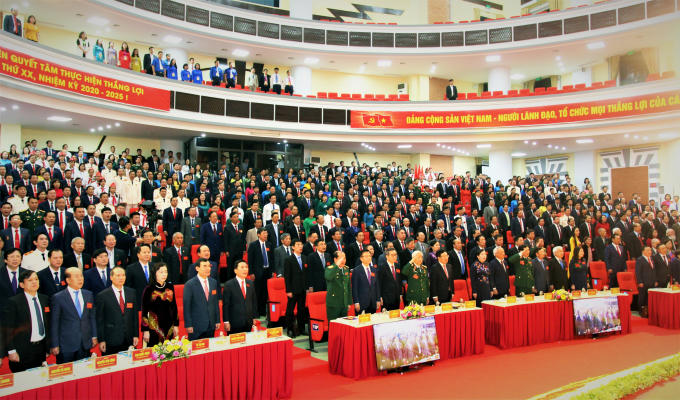 Các đại biểu thực hiện nghi thức chào cờ