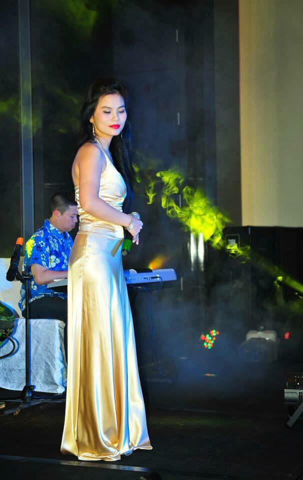 Rơi nước mắt với hình ảnh ca sĩ nhạc Trịnh vừa địu con vừa hát​.