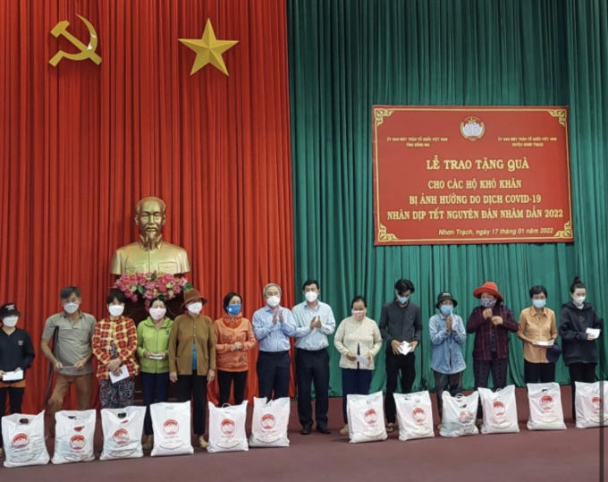 Người dân vui mừng khi được nhận quà Tết