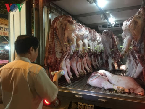 Lực lượng chức năng kiểm tra nguồn gốc xuất xứ thịt heo khi vào chợ đầu mối Hóc Môn..