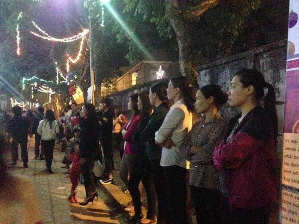 Không gian đông đúc khiến nhiều người phải đứng ngoài mới quan sát được sân khấu.