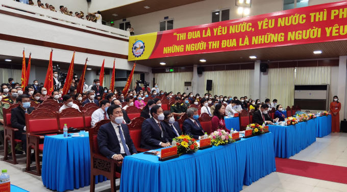 Những tấm gương tiêu biểu xứng đáng là những bông hoa thơm, trong vườn hoa thi đua và trở thành những hạt nhân điển hình tiên tiến của cơ quan đơn vị.