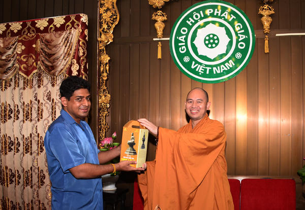 Thượng tọa Thích Đức Thiện trao quà tới ngài Quốc vụ khanh Vasantha Senanayake.