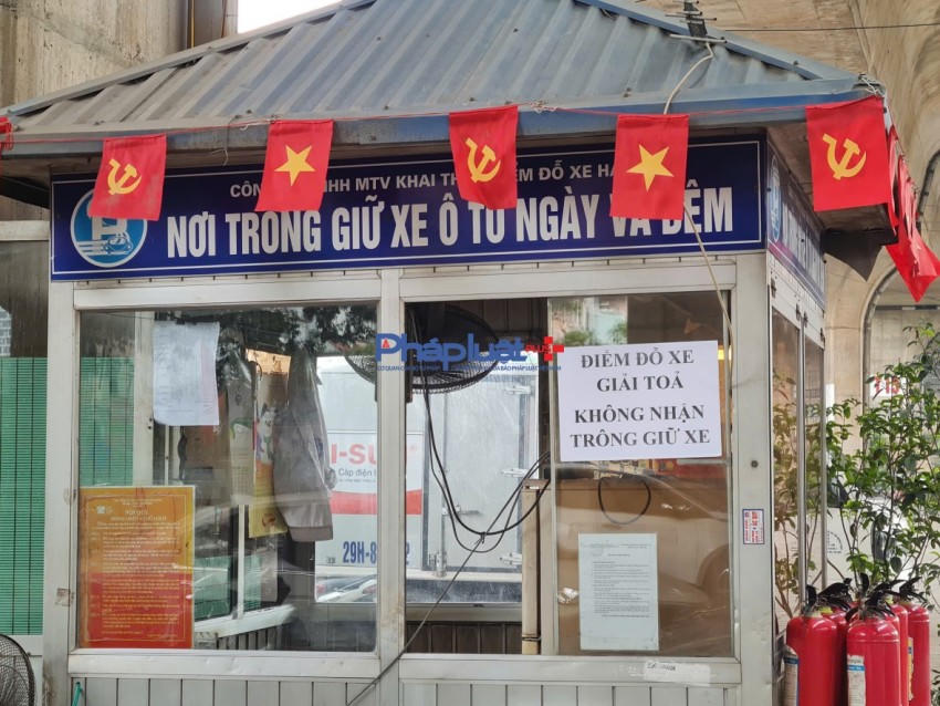 Thông báo với nội dung "Điểm đỗ xe giải tỏa không nhận trông giữ xe" được dán nhiều nơi trong khu vực trông giữ xe.