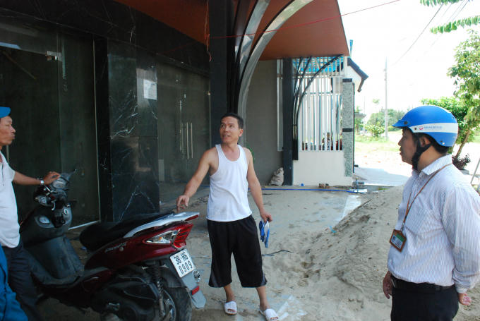 Chủ nhà lô 51-S2 cho biết đơn vị thi công của chủ đầu tư Đất Xanh Miền Trung hiện thi công ngoài mặt tiền, còn chủ gia đình thì sửa chữa, chống thấm phía trong nhà.