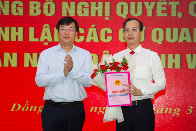 Bí thư Tỉnh ủy Đồng Tháp Lê Quốc Phong trao quyết định và tặng hoa chúc mừng ông Trần Trí Quang - quyền Chủ tịch UBND tỉnh Đồng Tháp.