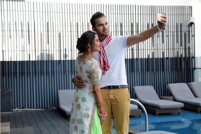 Gia đ&igrave;nh kh&aacute;n giả bất ngờ khi d&agrave;n sao &ldquo;C&ocirc; d&acirc;u 8 tuổi&rdquo; đến tận nh&agrave; &ldquo;g&otilde; cửa&rdquo;