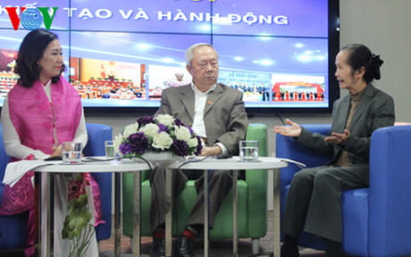 B&agrave; Phạm Chi Lan (ảnh phải) cho biết, năm 2017 ch&uacute;ng ta phải tập trung giải quyết 3 n&uacute;t thắt của nền kinh tế.