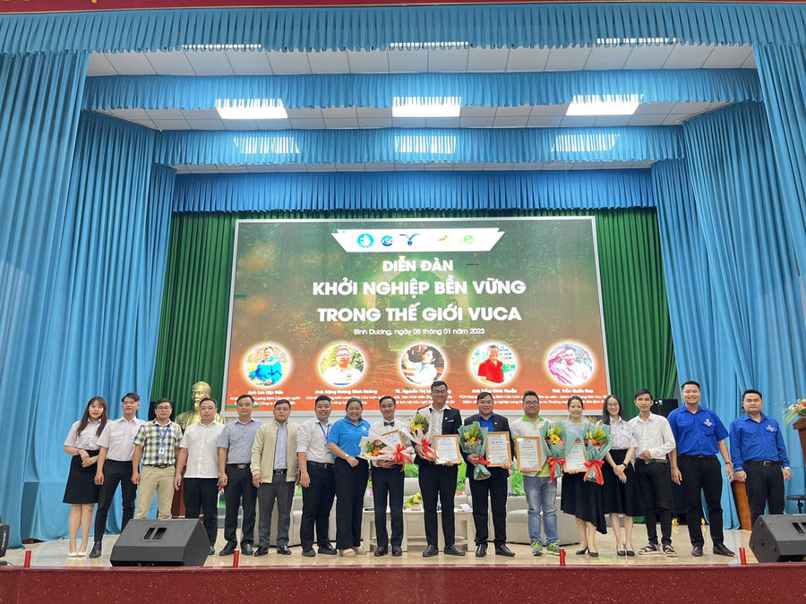 Ban Tổ chức Diễn đàn “Khởi nghiệp bền vững trong thế giới VUCA” tại ĐH Thủ Dầu Một cùng các vị khách mời giao lưu