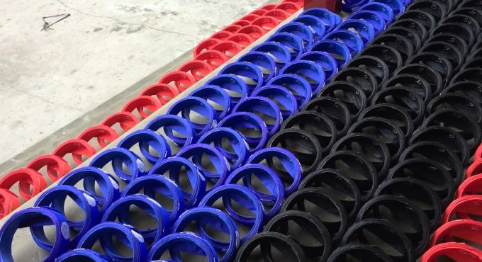 Những chiếc khăn đủ màu sắc đóng sau khi quấn xong được xếp ở nơi thoáng mát, khô ráo để keo được khô. (Ảnh: Minh Trang)