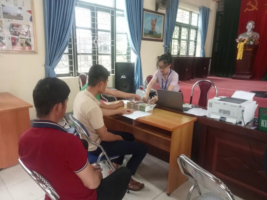 Phòng giao dịch Ngân hàng chính sách xã hội Nậm Pồ chi trả tiền DVMTR cho các chủ rừng.