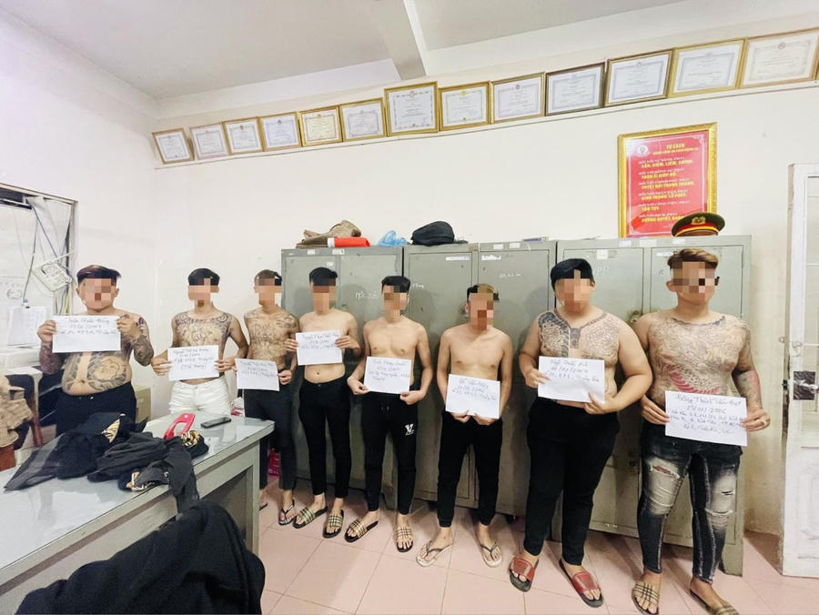 Các đối tượng tại cơ quan công an.