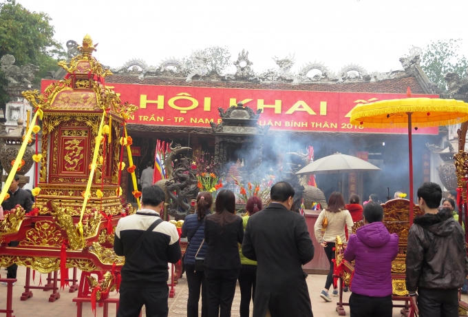 Đông đảo người dân và du khách thập phương tham dự Lễ rước kiệu Ngọc Lộ.