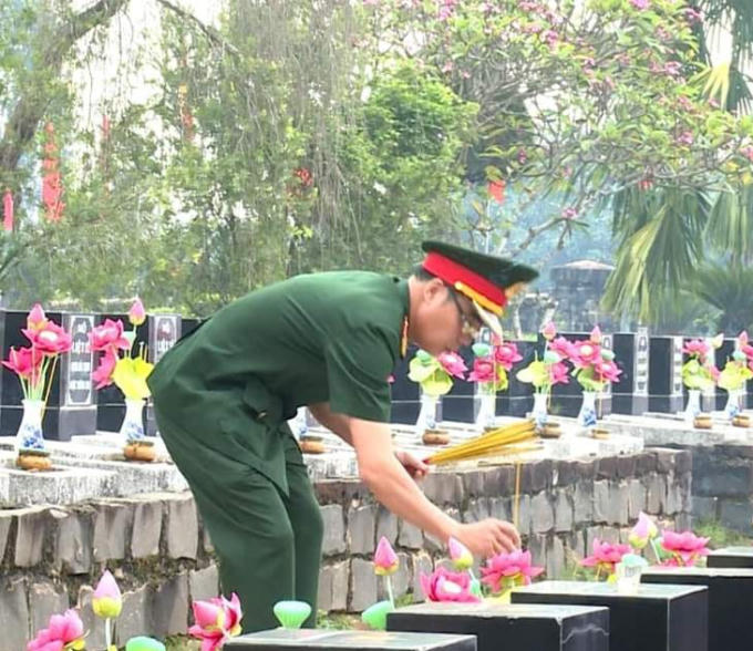 Đại diện các lực lượng vũ trang thắp hương phần mộ các anh hùng liệt sĩ.