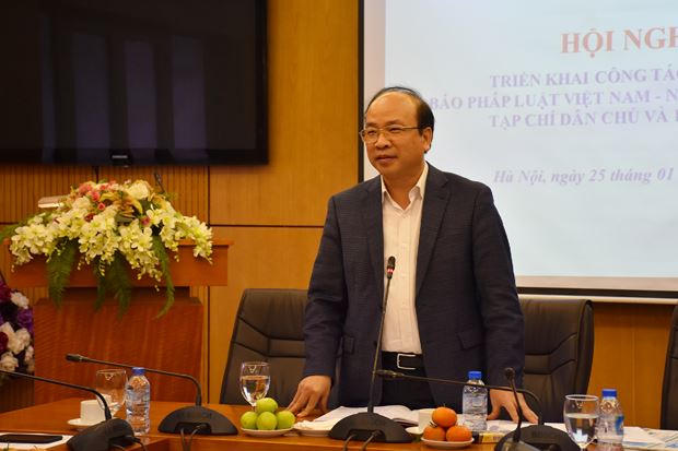 Thứ trưởng Bộ Tư pháp Phan Chí Hiếu phát biểu chỉ đạo tại cuộc họp.