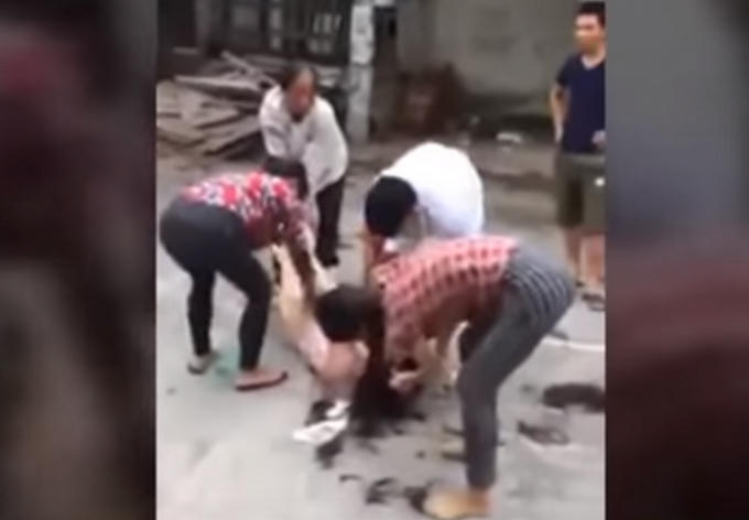 Hình ảnh về vụ việc (ảnh cắt từ clip).