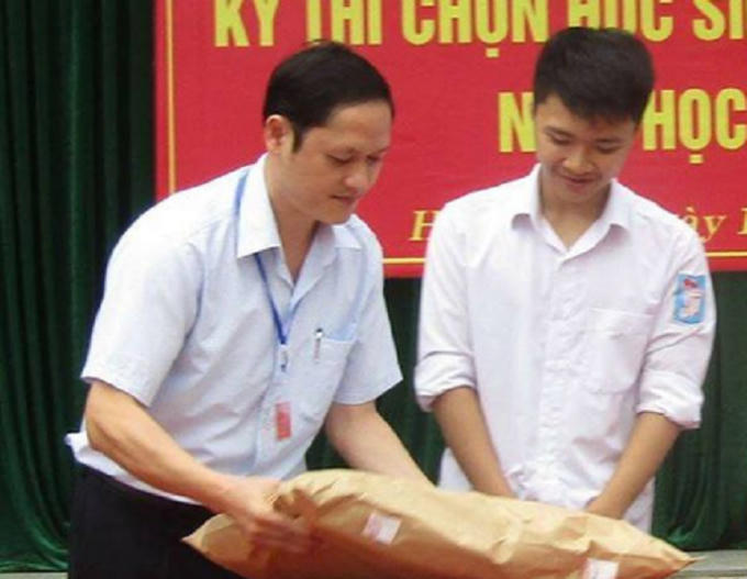 Ông Vũ Trọng Lương (bìa phải), bị khởi tố bị can vầ bắt tạm giam.