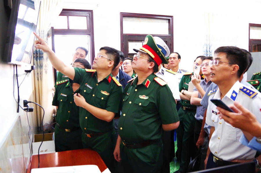 Đoàn công tác kiểm tra hệ thống xuất – nhập cảng tàu cá tại Cảng cá Sông Đốc (xã Sông Đốc).
