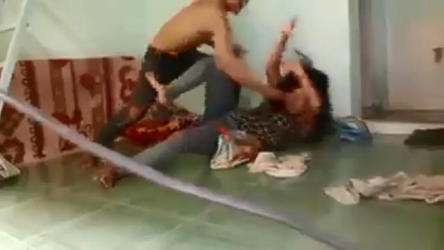 Người đàn ông liên tục "tung chưởng" về phía người phụ nữ yếu đuối (ảnh cắt từ clip).