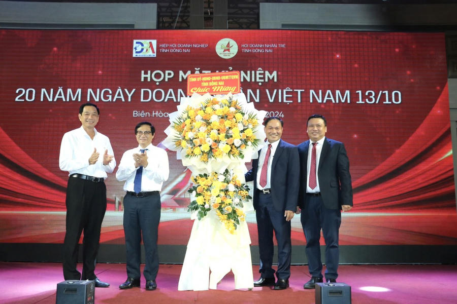 Phó Chủ tịch UBND tỉnh Đồng Nai Võ Văn Phi và Nguyễn Sơn Hùng tặng hoa cho các Doanh nhân.