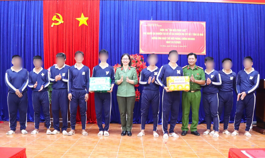 Đại diện lãnh đạo các đơn vị trao giải Nhất và giải Nhì cho các đội thi.