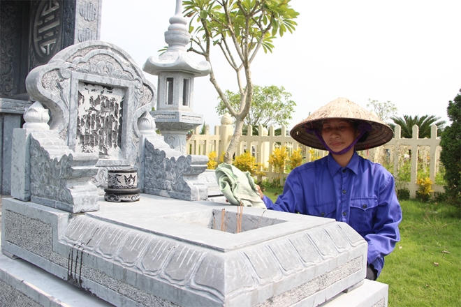 chị Hồng lau chùi cẩn thận từng ngôi mộ