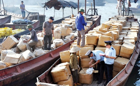 Hải quan Móng Cái kiểm soát buôn lậu bằng đường thủy.