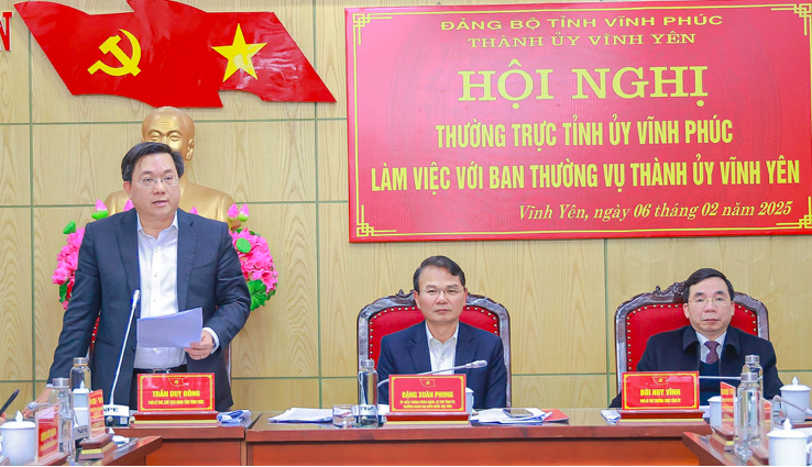 Chủ tịch UBND tỉnh Vĩnh Phúc Trần Duy Đông phát biểu tại hội nghị.