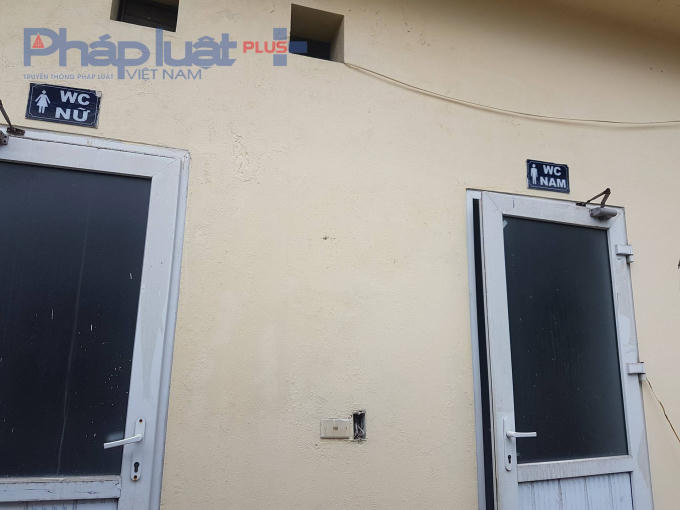 Cửa cũng đã xuống cấp.