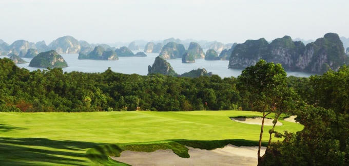 Ảnh 1: Sân golf FLC Hạ Long với view hướng ra vịnh Hạ Long - nơi sẽ diễn ra giải FLC Golf Championship 2017.