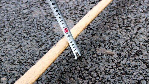 Một điểm khác ở vị trí giữa đường bị lún sâu 6 cm. Ảnh: Giang Chinh