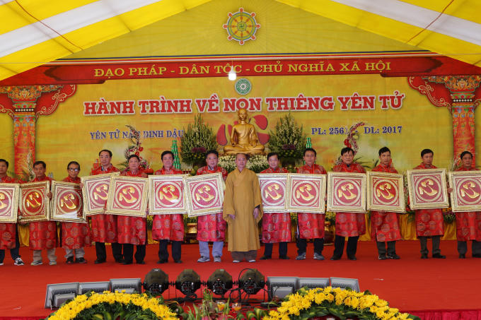 Các phật tử, doanh nhân ưu tú lên nhận quà của chương trình.