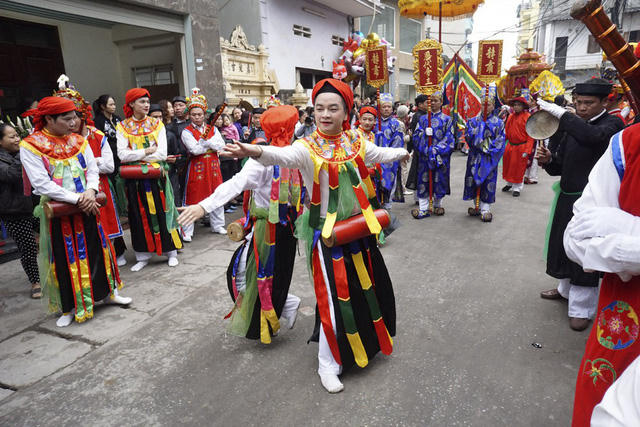 Hà Nội: Trai làng lả lơi trong màn
