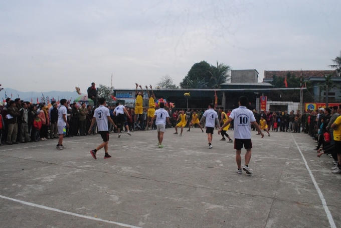 Giải bóng chuyền thu hút nhiều địa phương TX Hoàng Mai và các huyện tham gia. Ảnh Duy Ngợi. 