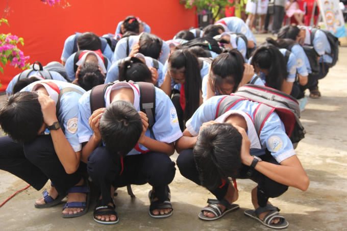 Diễn tập cách phòng chóng khi có sét và mưa đá.