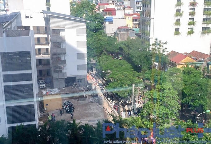 Toàn cảnh khu vực trông giữ xe trái phép tại công trình xây dựng dự án trường tiểu học Bà Triệu.