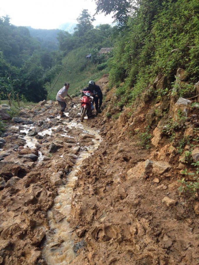 Cảm động hành trình lội bùn, trèo đèo, vượt suối đón khai giảng của giáo viên vùng cao