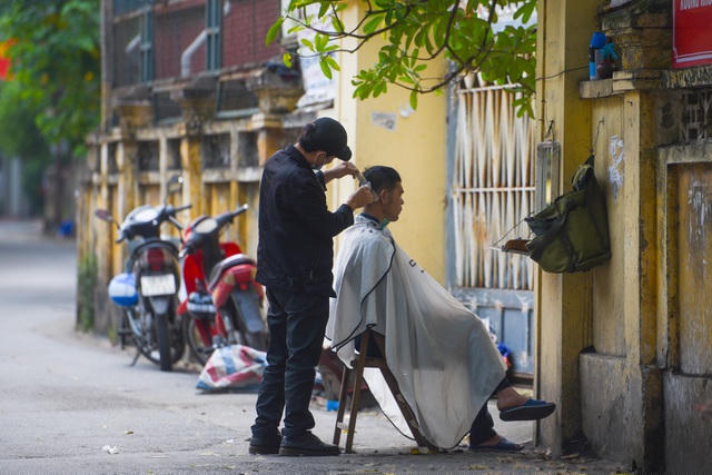 Hàng cắt tóc vỉa hè vẫn đón khách trong ngõ nhỏ phố Đội Cấn.