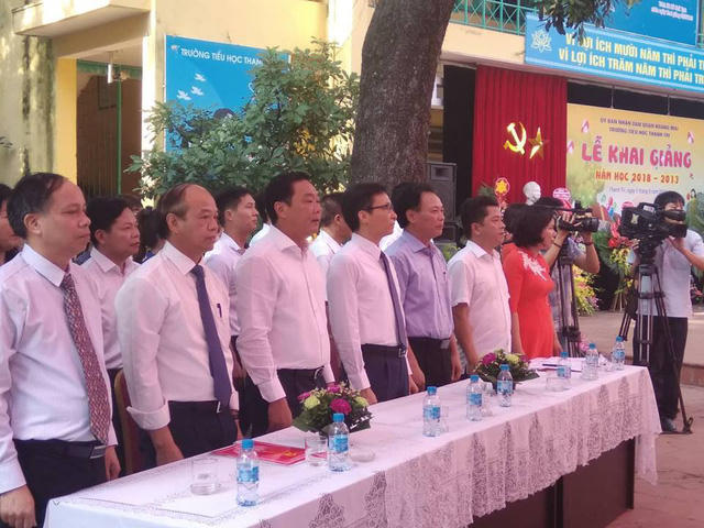 Phó Thủ tướng Vũ Đức Đam và các khách mời cùng hát quốc ca trong lễ khai giảng ở Trường tiểu học Thanh trì sáng 5/9.