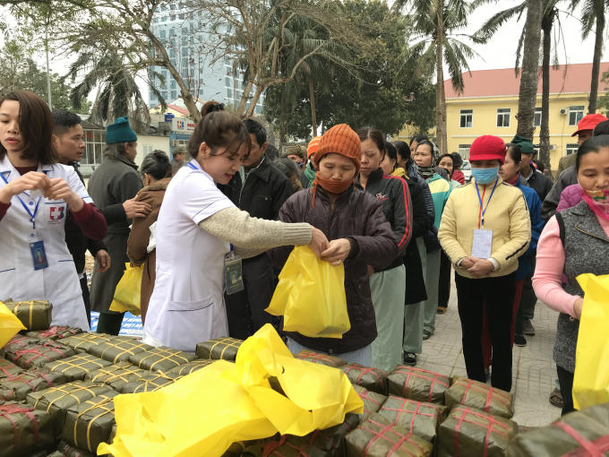 Những chiếc bánh chưng được đội ngũ y bác sĩ tại đây ân cần gửi tới từng bệnh nhân.