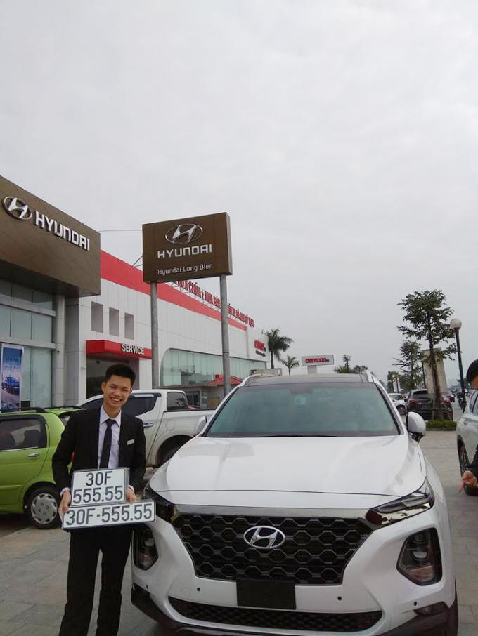 Chủ nhân của chiếc Hyundai Santa Fe 2019 này thật sự rất may mắn mới có thể bốc được tấm biển độc đắc 30F-555.55. Theo quan niệm phương Đông, số 5 mang ý nghĩa sinh sôi, nảy nở, luôn giúp tiền tài, sự nghiệp của chủ xe được phát triển mạnh mẽ. Bên cạnh đó, số 5 còn tượng trưng cho Ngũ hành - Kim, Mộc, Thủy, Hỏa, Thổ. (Ảnh: Autopro)