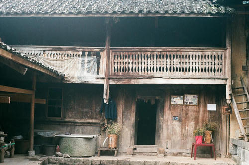 Ngôi nhà Pao – thuộc xã Lũng Cẩm vẫn y nguyên màu gỗ xưa, sự sắp đặt tưởng chừng đơn giản nhưng đọng lại tâm trí người đến là một ngôi nhà mang nhiều giá trị truyền thống biểu tượng cho một gia đình tứ đại đồng đường.