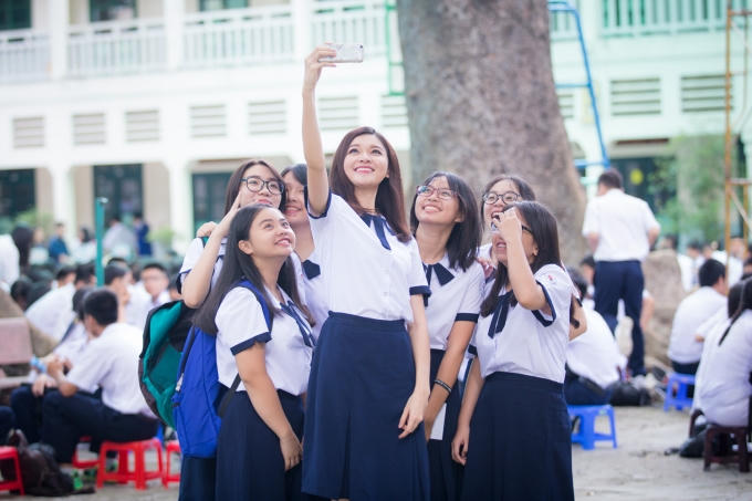 &Aacute; hậu Thuỳ Dung khoe n&eacute;t đẹp trong veo với đồng phục nữ sinh