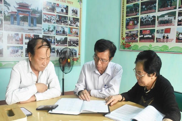 Cán bộ Hội Hỗ trợ gia đình liệt sĩ tỉnh tra cứu thông tin về liệt sĩ.