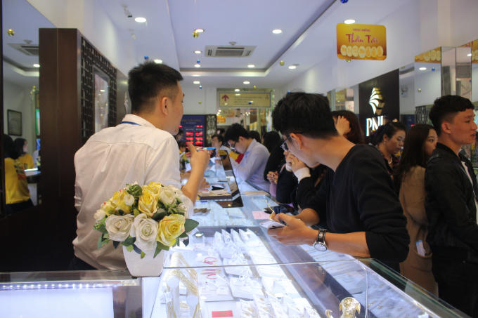 Ở nhiều đia điểm khác của thủ đô như tại Xã Đàn, Cầu Giấy cũng ghi nhận tình trạng tương tự.