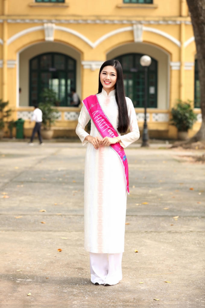 Người đẹp cũng không quên ghi lại khoảnh khắc dưới mái trường Chu Văn An hào hùng nơi cô một thời gắn bó.