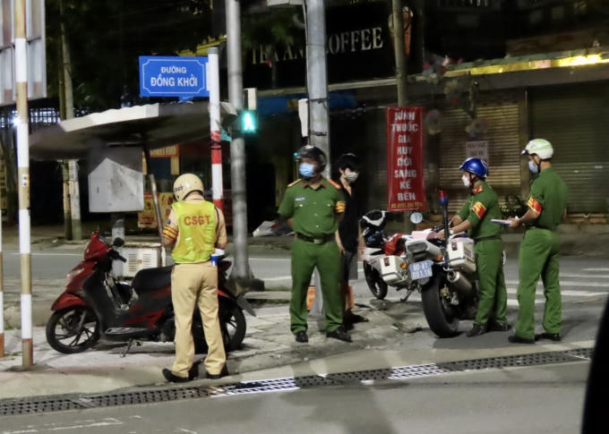 Tại chốt kiểm soát đường Đồng Khởi, một số trường hợp khác, đã bị xử lý khi ra đường không có lý do chính đáng.